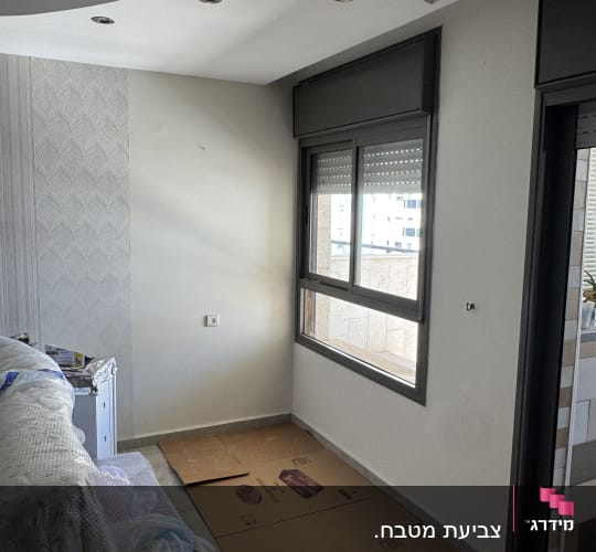 חדר עם קירות צבועים ותקרה מעוצבת